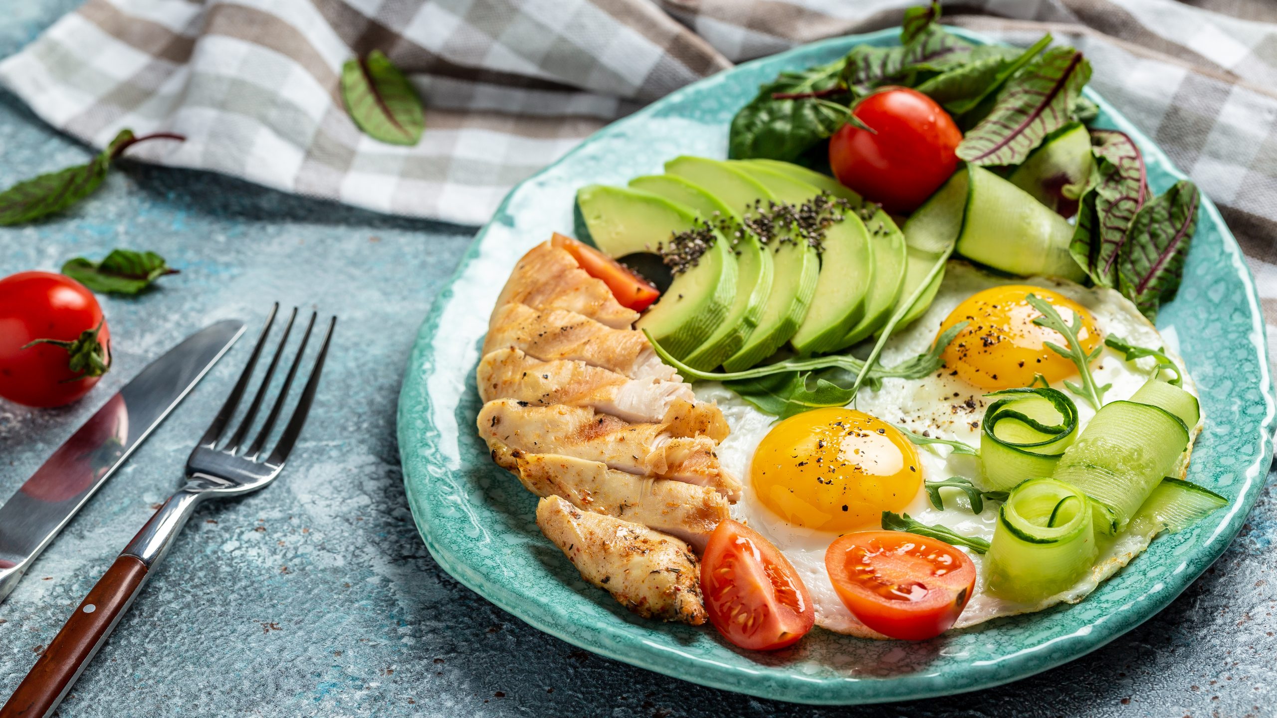 Healthy,Breakfast.,Chicken,Grilled,Fillet,With,Salad,Fresh,Tomatoes,,Cucumbers,