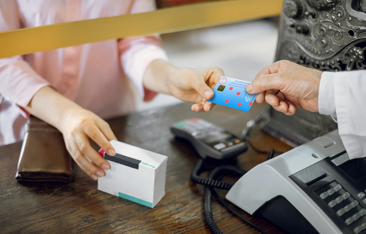 Ljekarnik prima zdravstvenu iskaznicu pacijentice prilikom podizanja lijeka; koncept ponavljajući recept