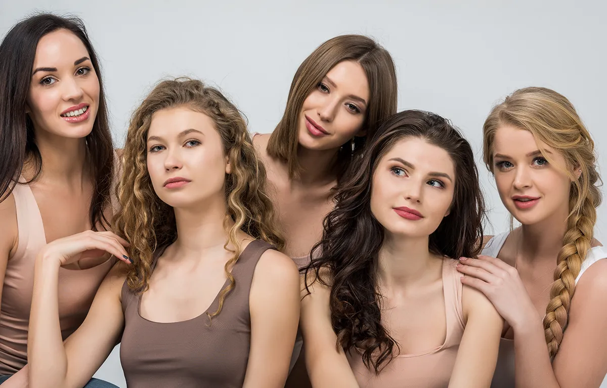 Skupina mladih žena različite fizionomije u foto studiju; koncept oblici lica na temelju genetike