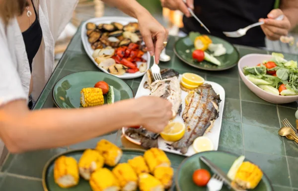 Obiteljski ručak: riba i povrće; koncept mediteranska prehrana