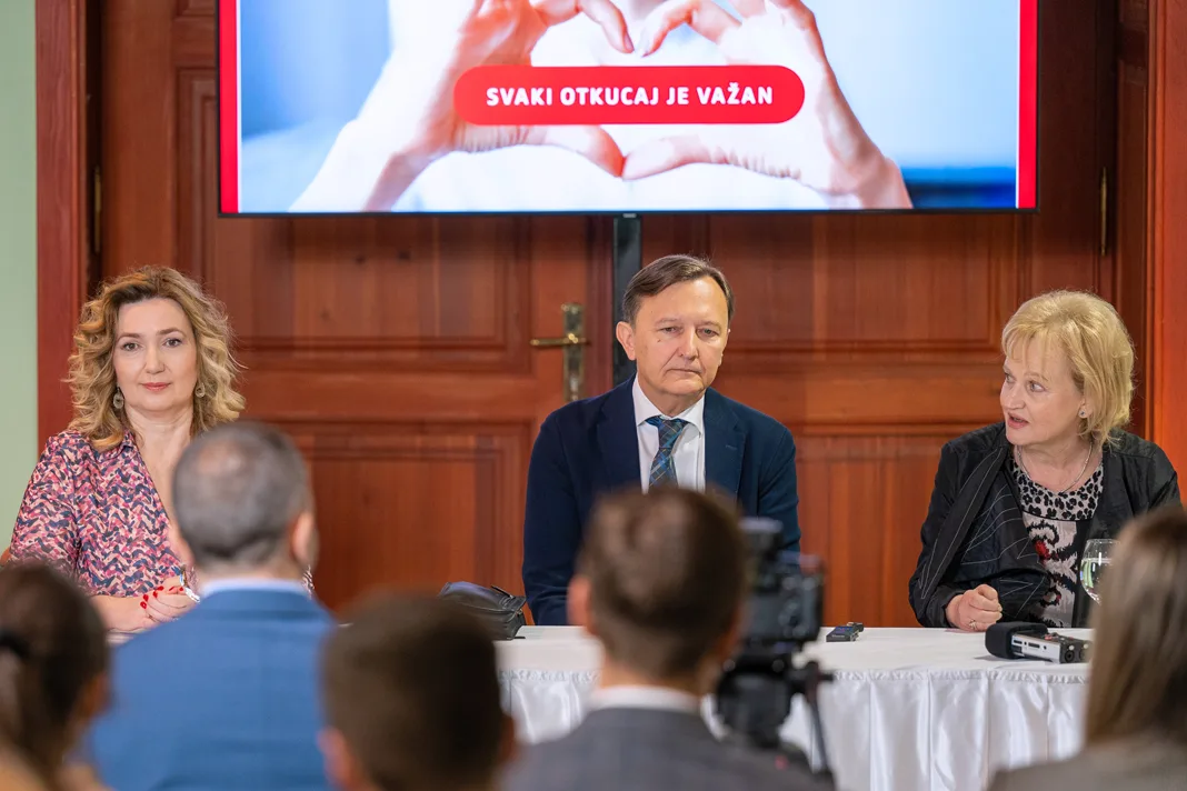 Akademik Davor Miličić, predstojnik Klinike za bolesti srca i krvnih žila KBC-a Zagreb, predsjednik Hrvatskog kardiološkog društva, Ivana Portolan Pajić, dr. med., univ. mag. sanit. publ., Ministarstvo zdravstva, članica Upravnog odbora Zaklade Hrvatska kuća srca i prim. dr. Ines Balint, predsjednica Povjerenstva za primarnu zdravstvenu zaštitu Hrvatske liječničke komore. Press konferencija 