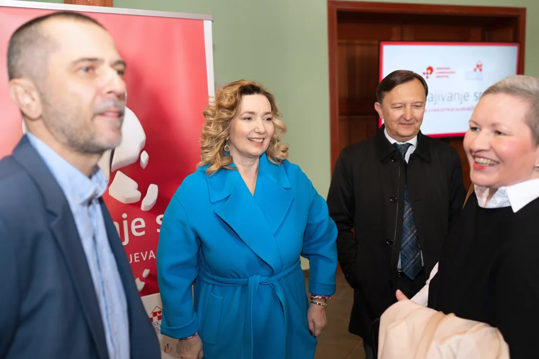 Panelisti Ivana Portolan Pajić, dr. med., univ. mag. sanit. publ., Ministarstvo zdravstva, članica Upravnog odbora Zaklade Hrvatska kuća srca, i akademik Davor Miličić, predstojnik Klinike za bolesti srca i krvnih žila KBC-a Zagreb, predsjednik Hrvatskog kardiološkog društva, na press konferenciji 