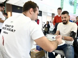 Javnozdravstvenu akciju podržao je i nogometaš Arijan Ademi kojem je dr. Fran Rode izmjerio EKG srca. Foto: portalzdravlje.hr