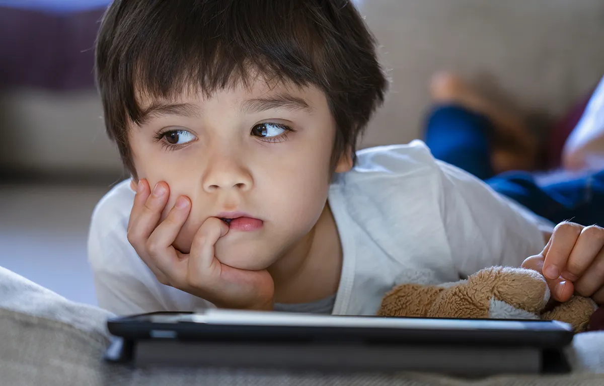 Dijete koristi tablet; koncept CVS sindrom