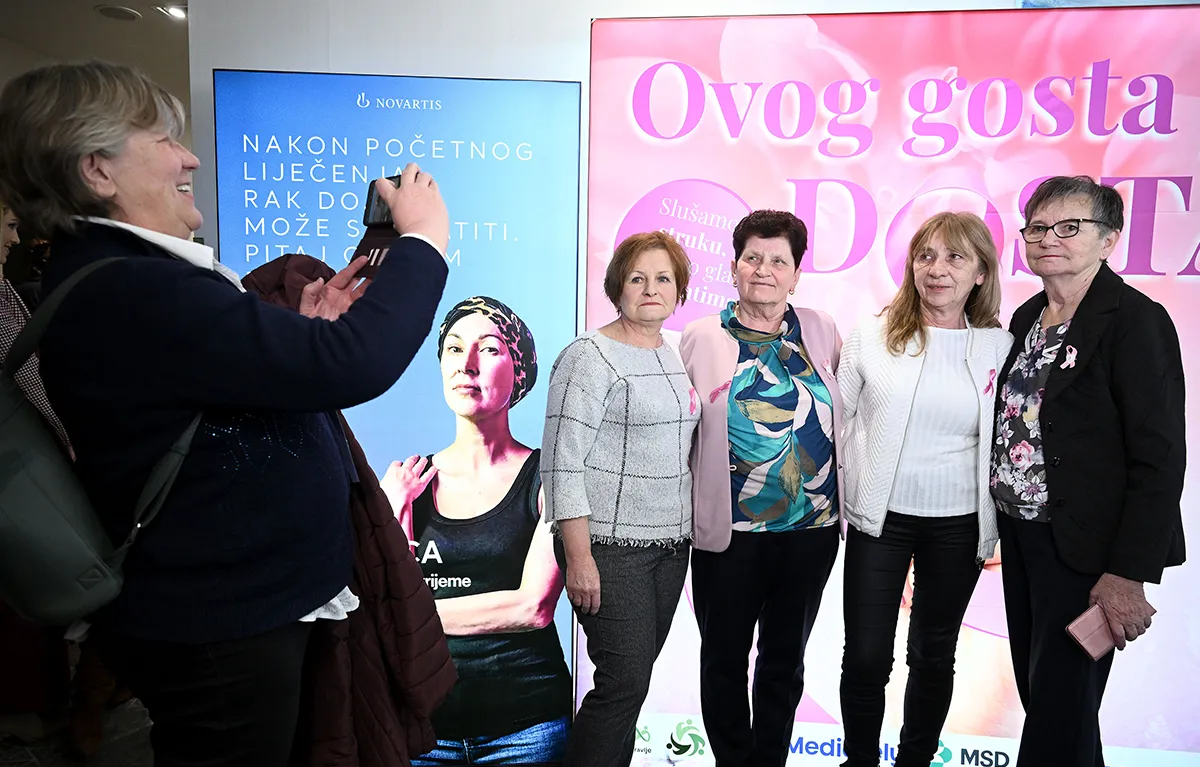 Pacijentice i članice udruga iz Hrvatske ispred bannera na konferenciji "Ovog gosta je DOSTA!" o raku dojke, riziku povrata bolesti, liječenju i podršci, u organizaciji Portala Zdravlje