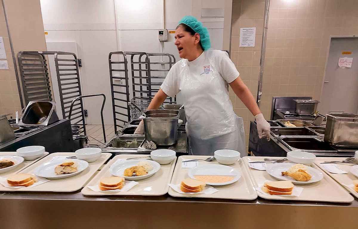 Reportaža iz kuhinja bolnice; kuharica u KBC-u Split priprema ručak za pacijente