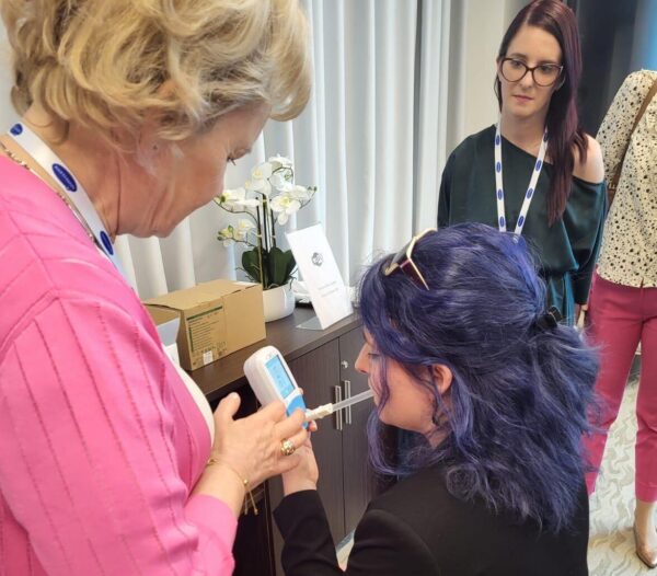 Liječnica pacijentu mjeri ugljični monoksid u izdahu