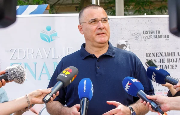 Ravnatelj KBC-a Osijek doc. dr. sc. Krunoslav Šego daje izjavu za medije povodom 4. Nacionalnog Dana preživjelih od raka koji se 2025. održao u Osijeku, gdje su najavljeni novi linearni akceleratori, što za pacijente znači zračenje s manje nuspojava.