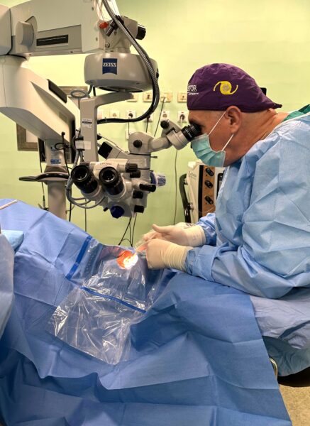 Liječnik operira mrenu na oku