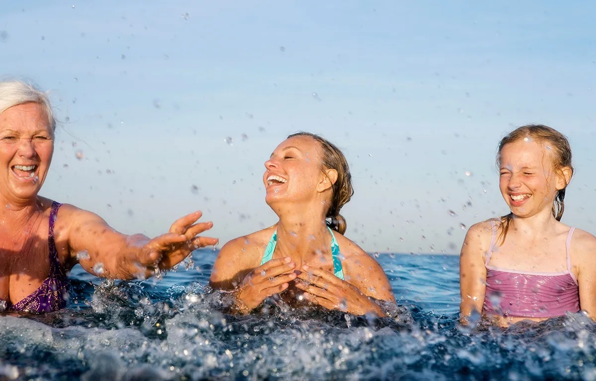 Tri generacije žena kupaju se u plićem dijelu mora; koncept sigurnije kupanje i prevencija utapanja