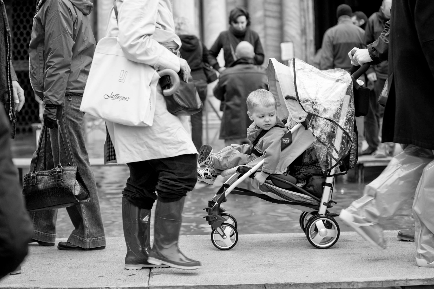 višak djece kod pedijatara crno bijeli prikaz gužve roditelja i djece u kolicima, koncept: starija djeca kod pedijatra