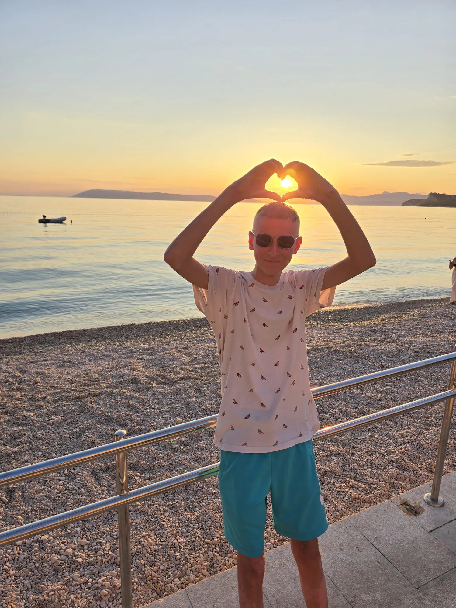 Damir Pejić iz Vukovara, nakon duge borbe s leukemijom na ljetovanju pokazuje rukama oblik srca na nebu