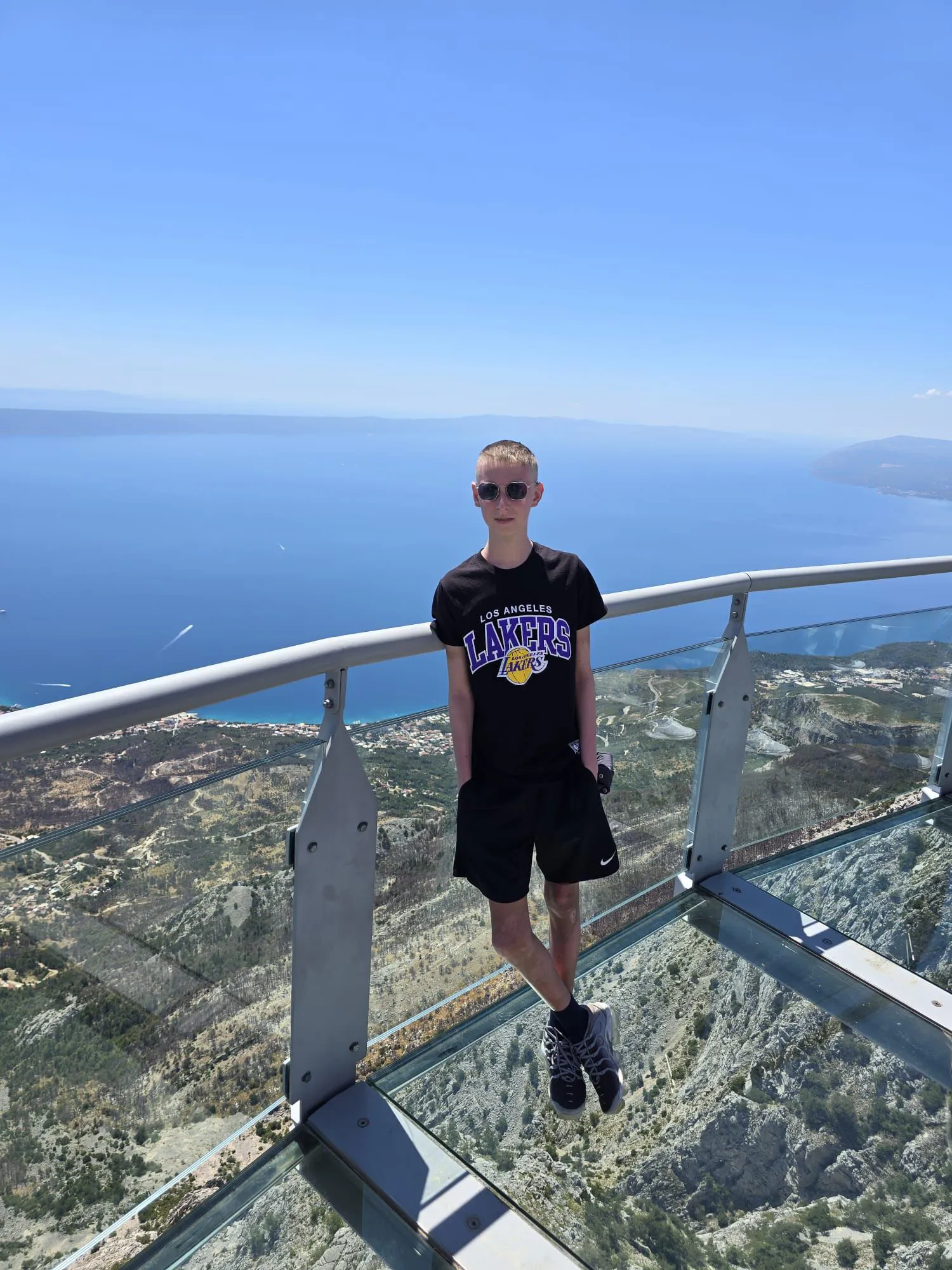 Damir Pejić iz Vukovara, nakon duge borbe s leukemijom na ljetovanju pozira na vidikovcu