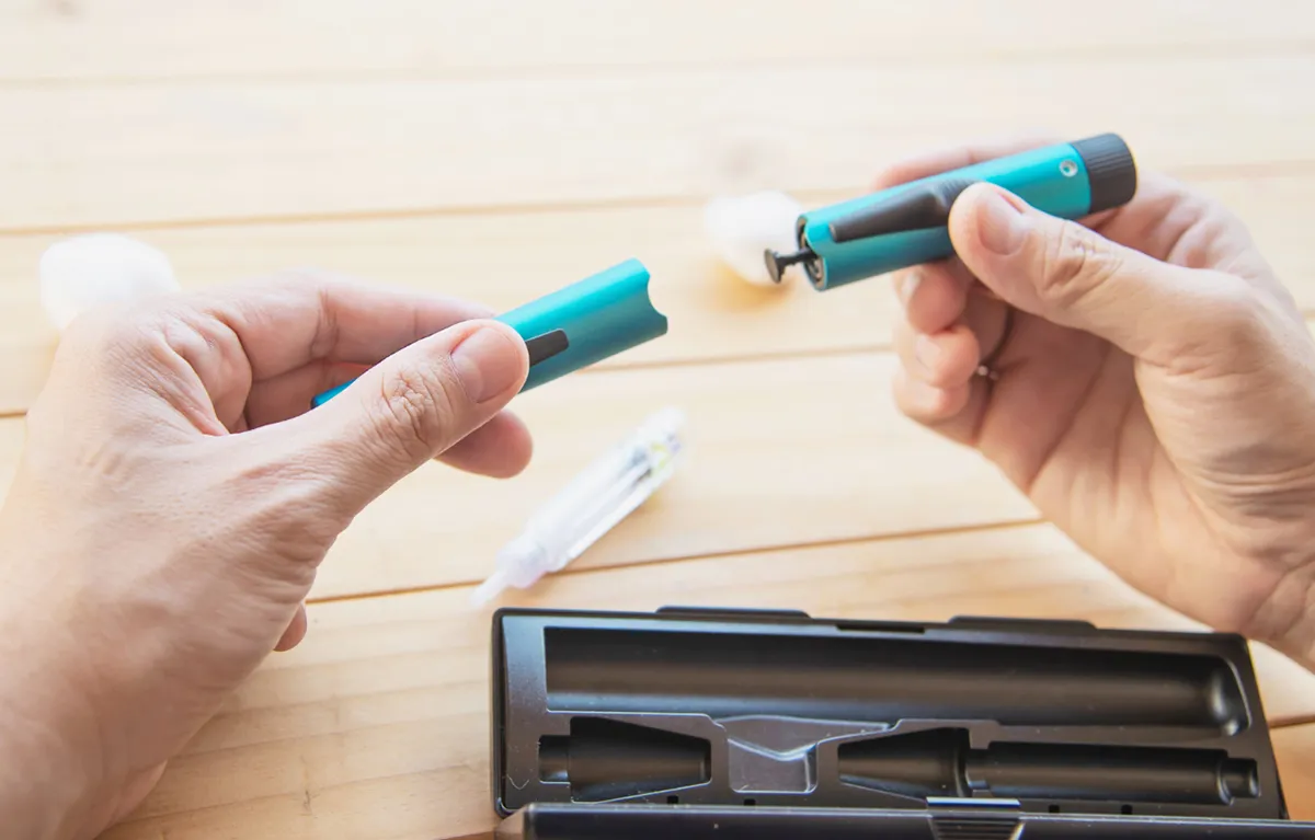 Injekcija plave boje za davanje inzulina u rukama korisnika; koncept Novo Nordisk inzulin, nestašica u Hrvatskoj