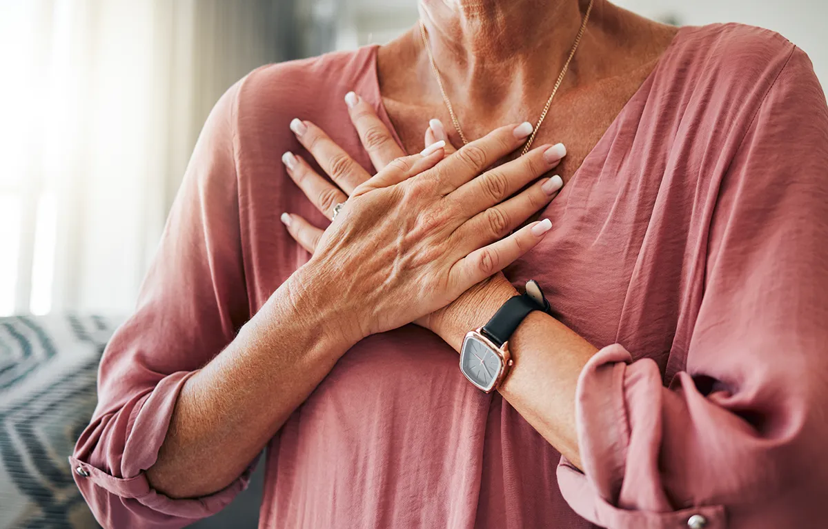 zene-beta-blokatori Neprepoznatljiva starija žena drži se rukama za prsa; koncept beta blokatori