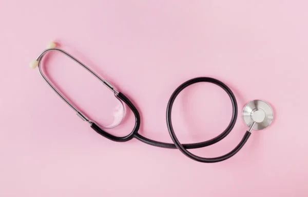 Stetoskop na neutralnoj roza podlozi; koncept AI stetoskop