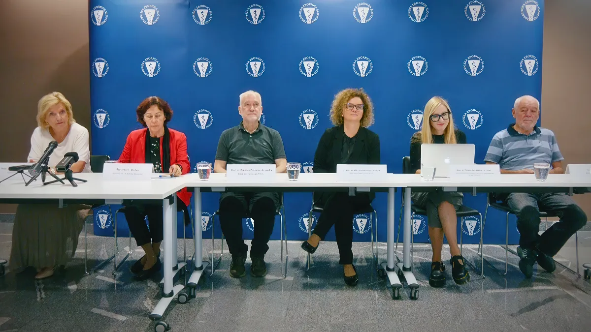 Liječnici i sudionici press konferencije o liječenju Alzheimerove bolesti u Sloveniji; koncept lijekovi za Alzheimera