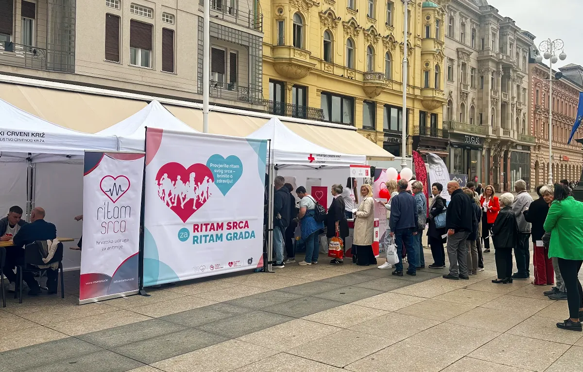 Ritam-srca-ritam-grada-2025-Trg Građani čekaju mjerenje tlaka i EKG-a na javnozdravstvenoj akciji Ritam srca za ritam grada za zdravlje srca, na Trgu bana Josipa Jelačića u Zagrebu, u organizaciji Udruge Ritam srca.