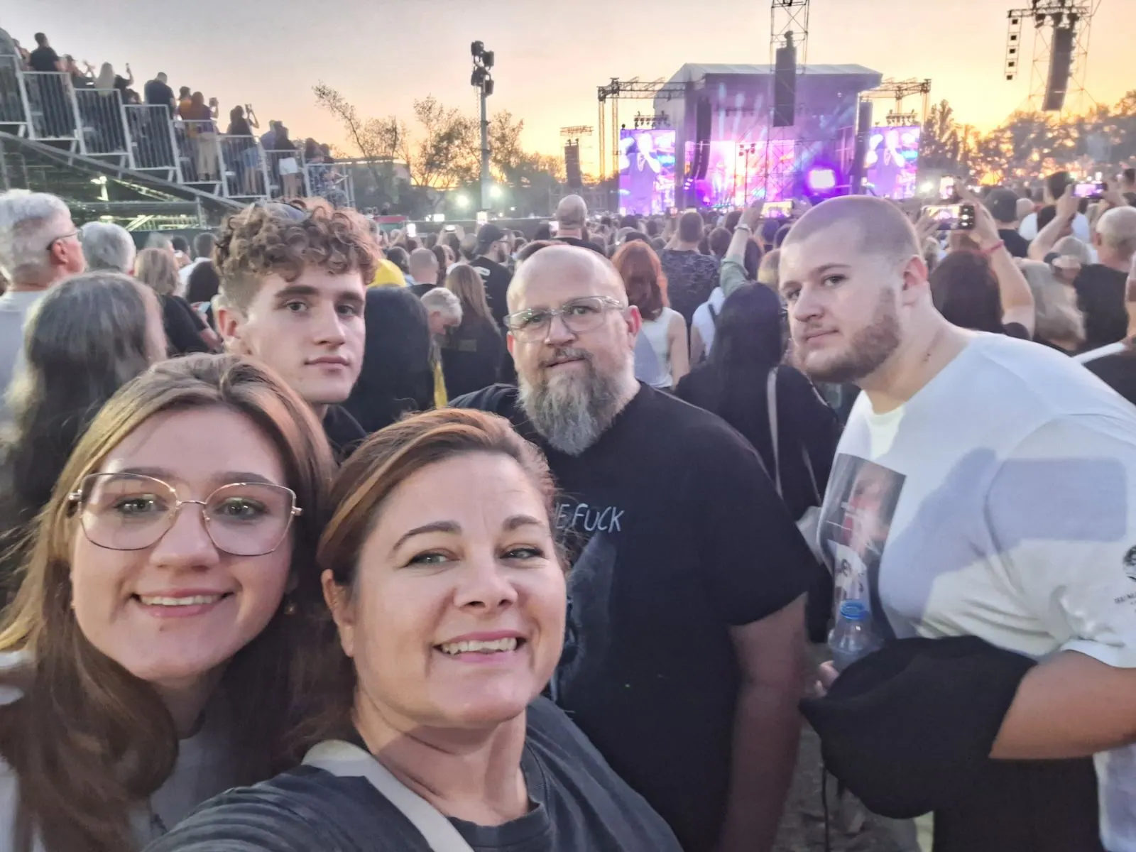 Obitelj Boras Obitelj kirurga Zdenka Borasa, kćer Katja, sinovi Borna i Mata te supruga Katarina