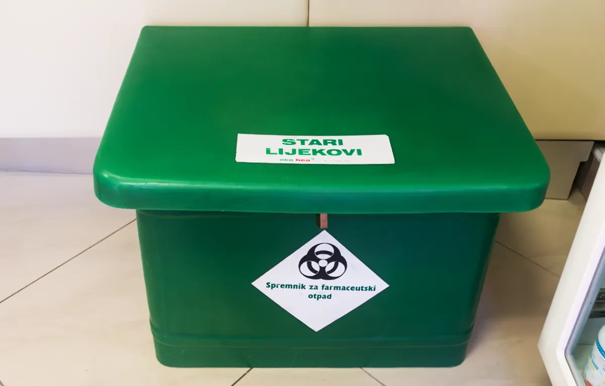 Zeleni spremnik za farmaceutski otpad u ljekarni u Zagrebu; koncept stari lijekovi