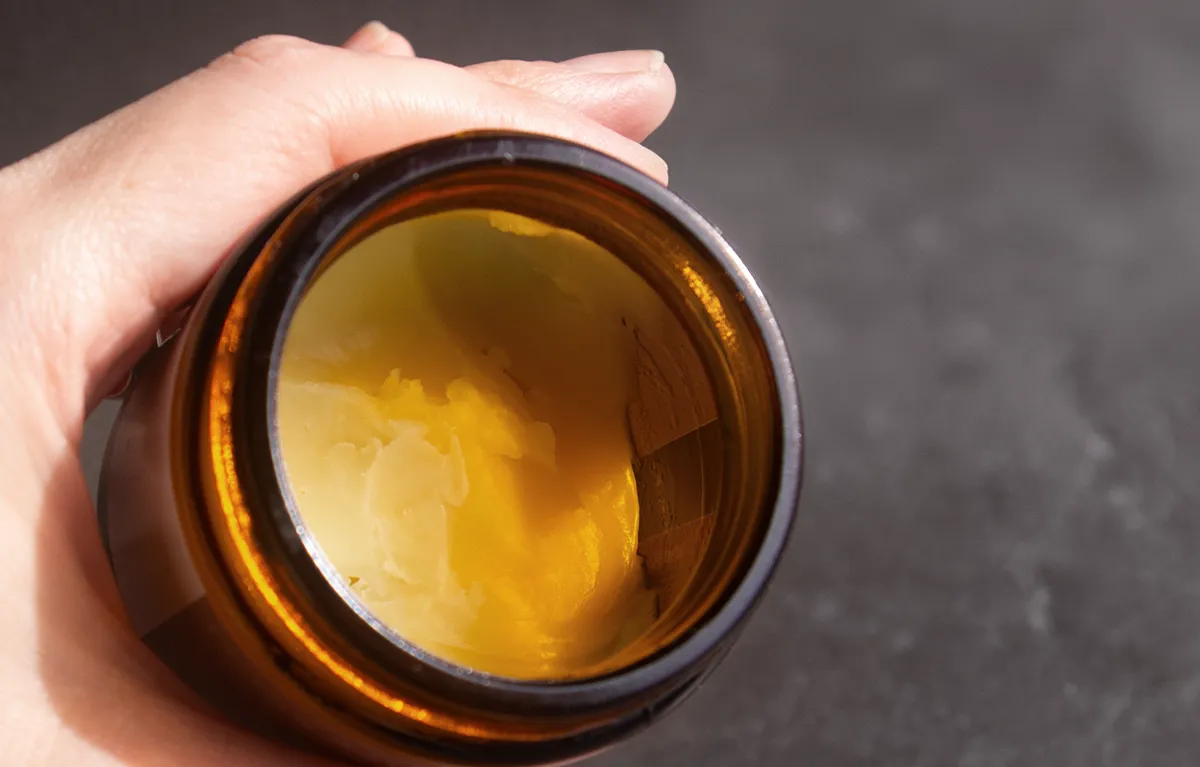 Tallow, krema za lice od goveđe masti u ruci