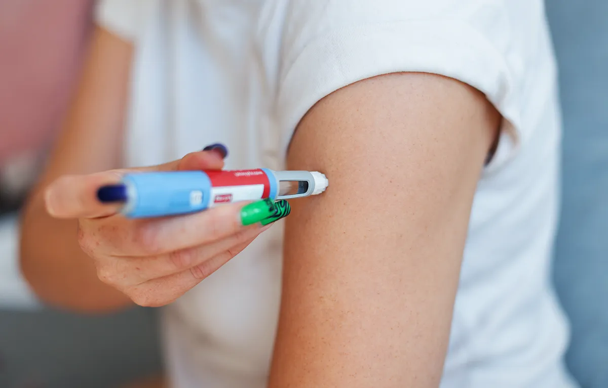 CT-injekcija-debljina Osoba primjenjuje injekcijski pen s GLP-1 lijekom za liječenje debljine ili dijabetesa; koncept lijekovi za mršavljenje PET/CT