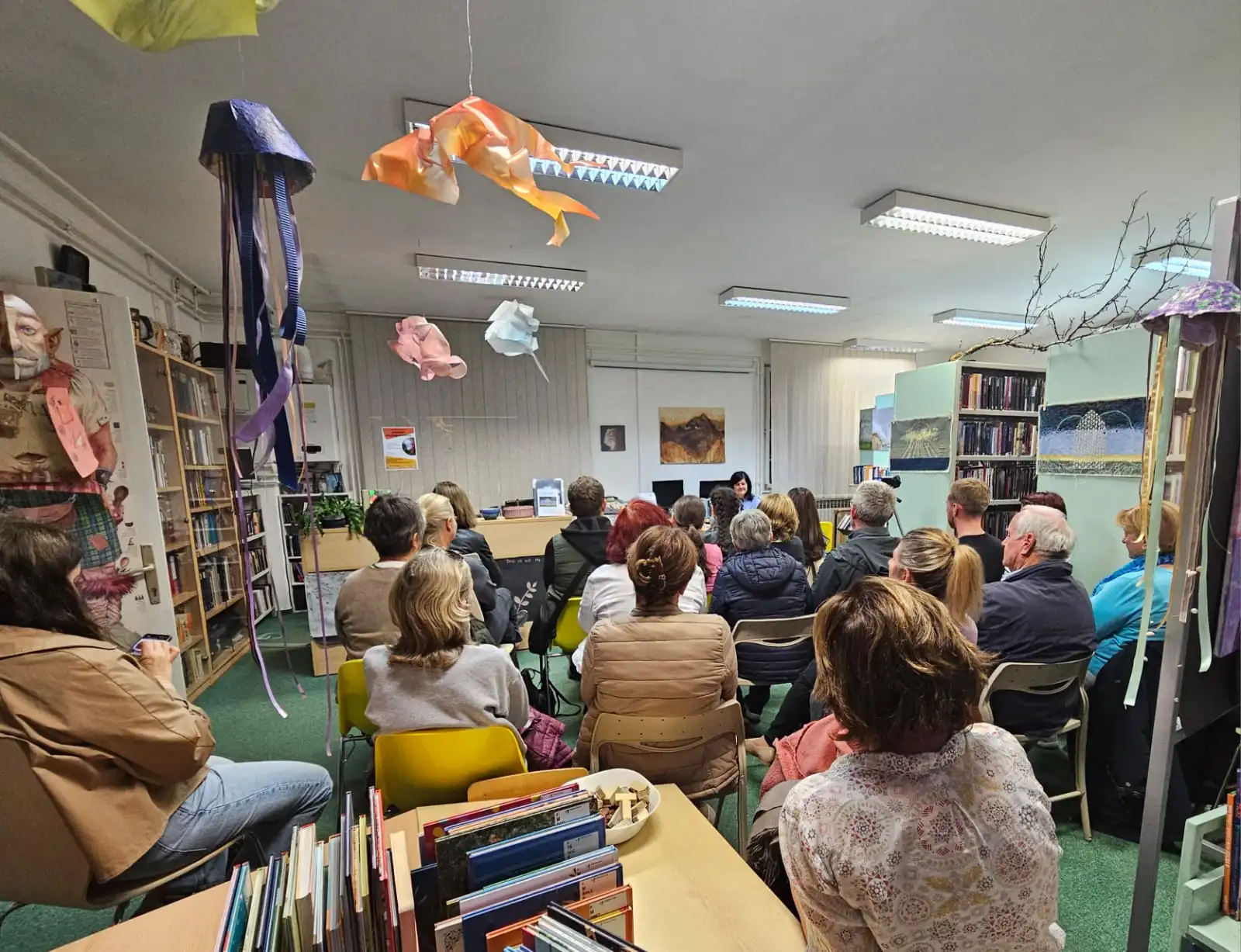 Publika okupljena na predavanju o liječenju ovisnosti koje nudi hagioterapija.