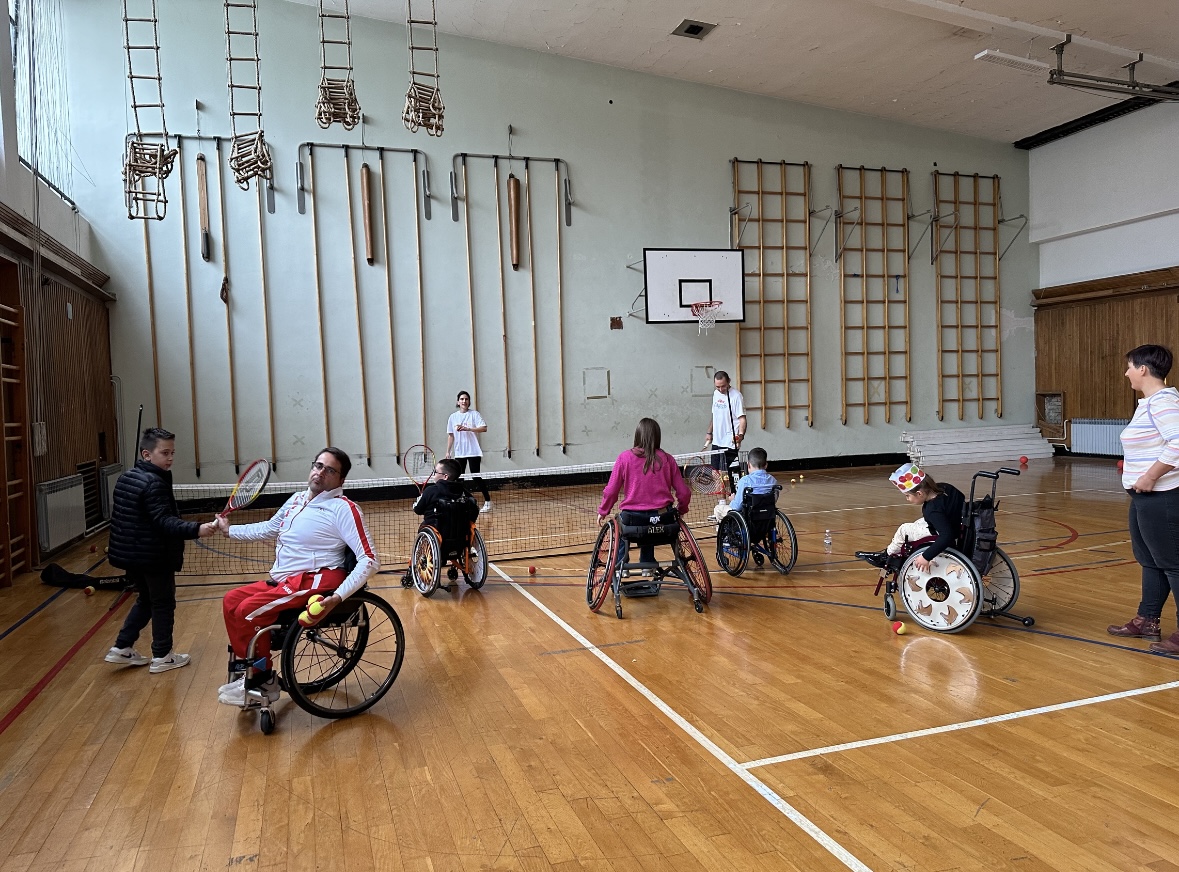 Osobe s rascjepom kralježnice u invalidskim kolicima igraju košarku. Koncept Svjetski dan rascjepa kralježnice ( spine bifide)