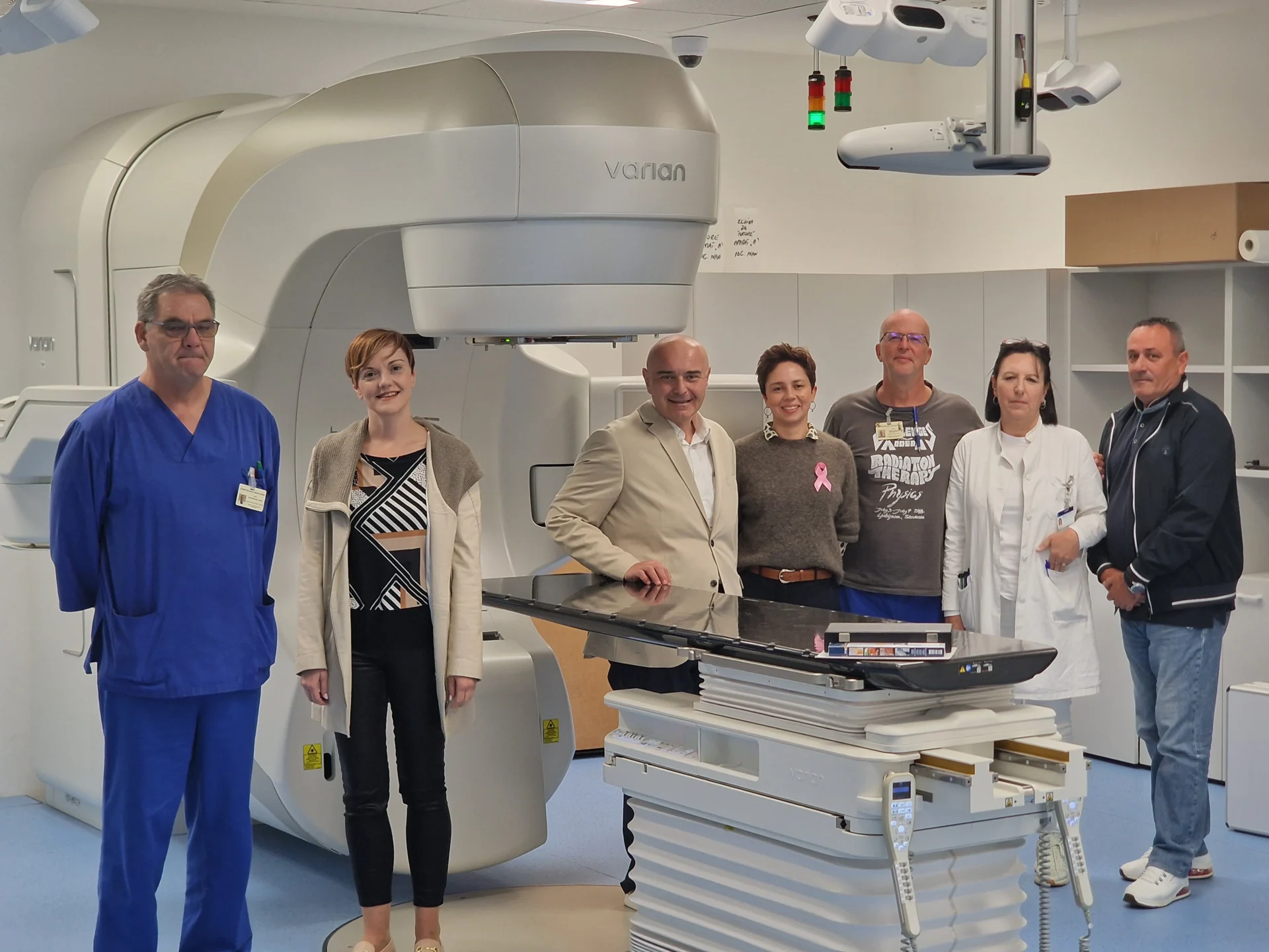 KBC Rijeka Ravnatelj KBC Rijeka, prof. dr. sc. Alen Ružić sa svojim timom ispred linearnog akceleratora, uređaja za zračenje.