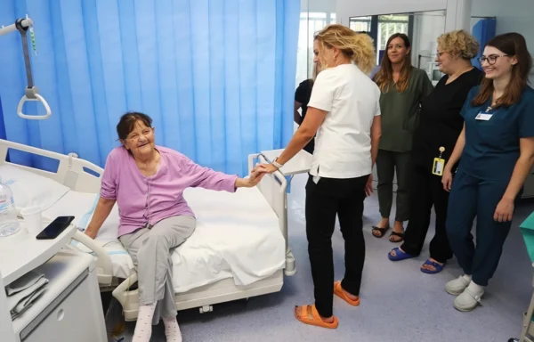 Pacijentica Mirjana Brkljača i izv. prof. dr. sc. Ivana Mikolašević s timom Klinike za tumore (s lijeva nadesno): dr. Iva Skočilić i medicinske sestre Blanka Josipović i Sara Francetić.; KBC Rijeka, Klinika za tumore; fekalna mikrobna transplantacija (FTM)