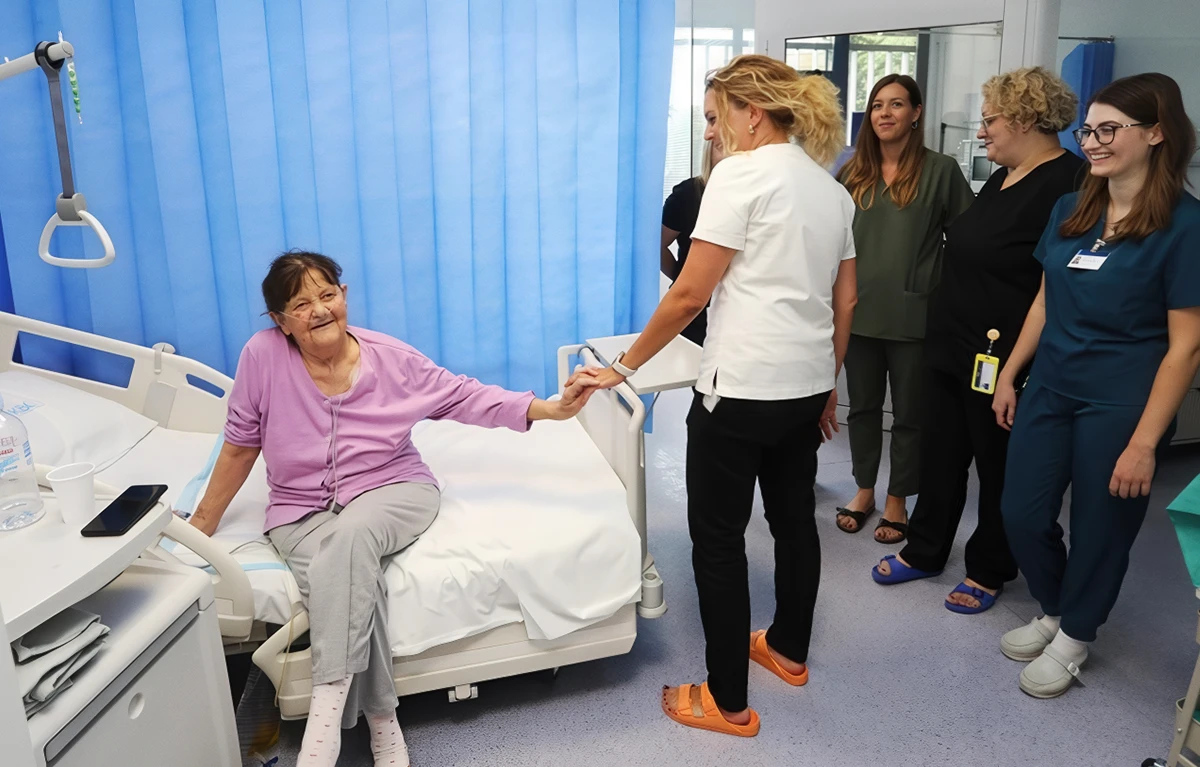 Mikolasevic-listopad-KBC-Rijeka-pacijentica Pacijentica Mirjana Brkljača i izv. prof. dr. sc. Ivana Mikolašević s timom Klinike za tumore (s lijeva nadesno): dr. Iva Skočilić i medicinske sestre Blanka Josipović i Sara Francetić.; KBC Rijeka, Klinika za tumore; fekalna mikrobna transplantacija (FTM)