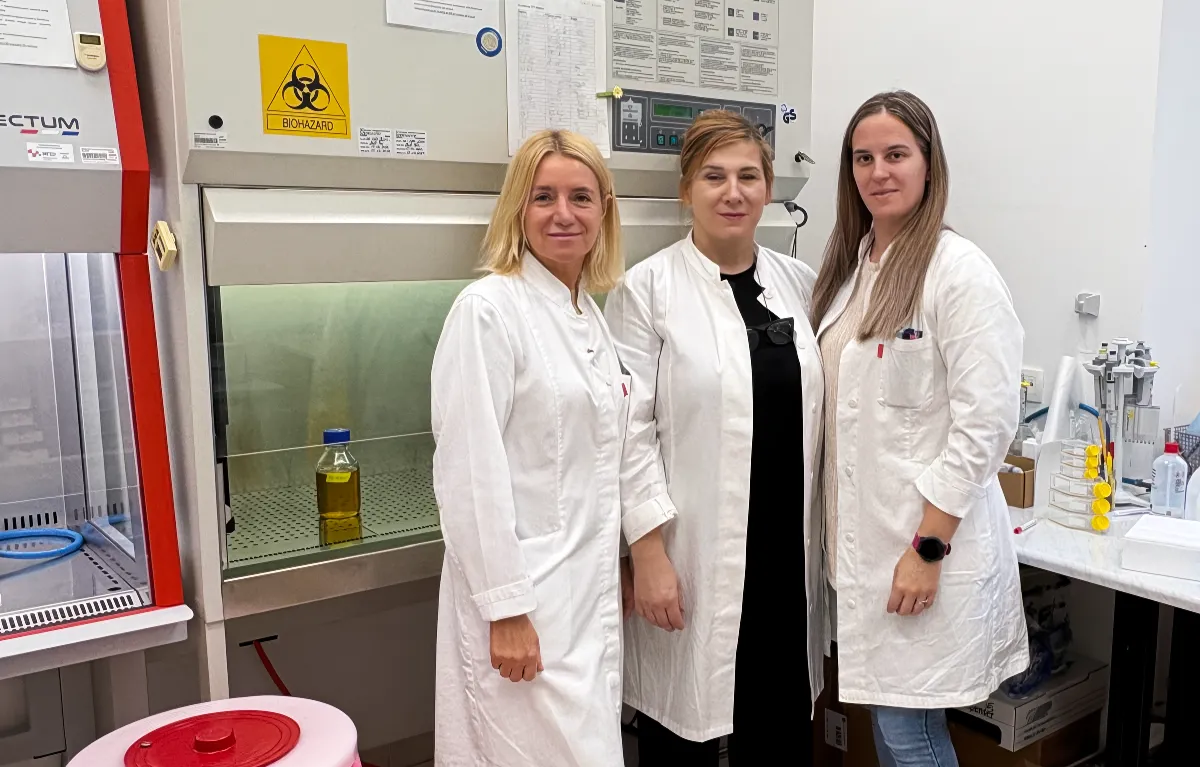 Tim Zavoda za mikrobiologiju i parazitologiju (s lijeva nadesno): prof. Marina Šantić, dr. sc. Gabrijela Begić i laboratorijska tehničarka Mihaela Hatić; fekalna mikrobna transplantacija (FTM)