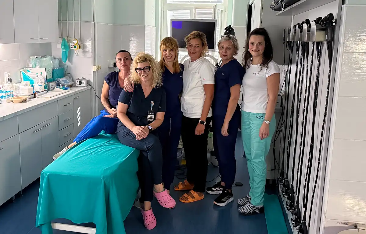 Tim liječnika i medicinskih sestara Odjela endoskopije koji je učinio zahvat (s lijeva nadesno): medicinske sestre Lidija Šušnjara, Tonja Klarić Blažina i Ines Ivančić, izv. prof. Ivana Mikolašević, medicinska sestra Ljiljana Dankić i administratorica Maja Vignjević Trbojević; FMT za liječenje imunološki posredovanog kolitisa