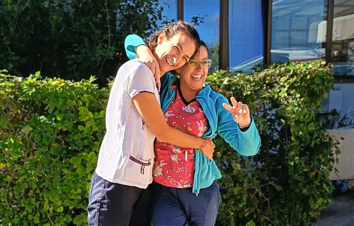 Anita Nakić, mag. med. techn., i Violeta Štrbac, bacc. med. techn., ispred kninske bolnice.