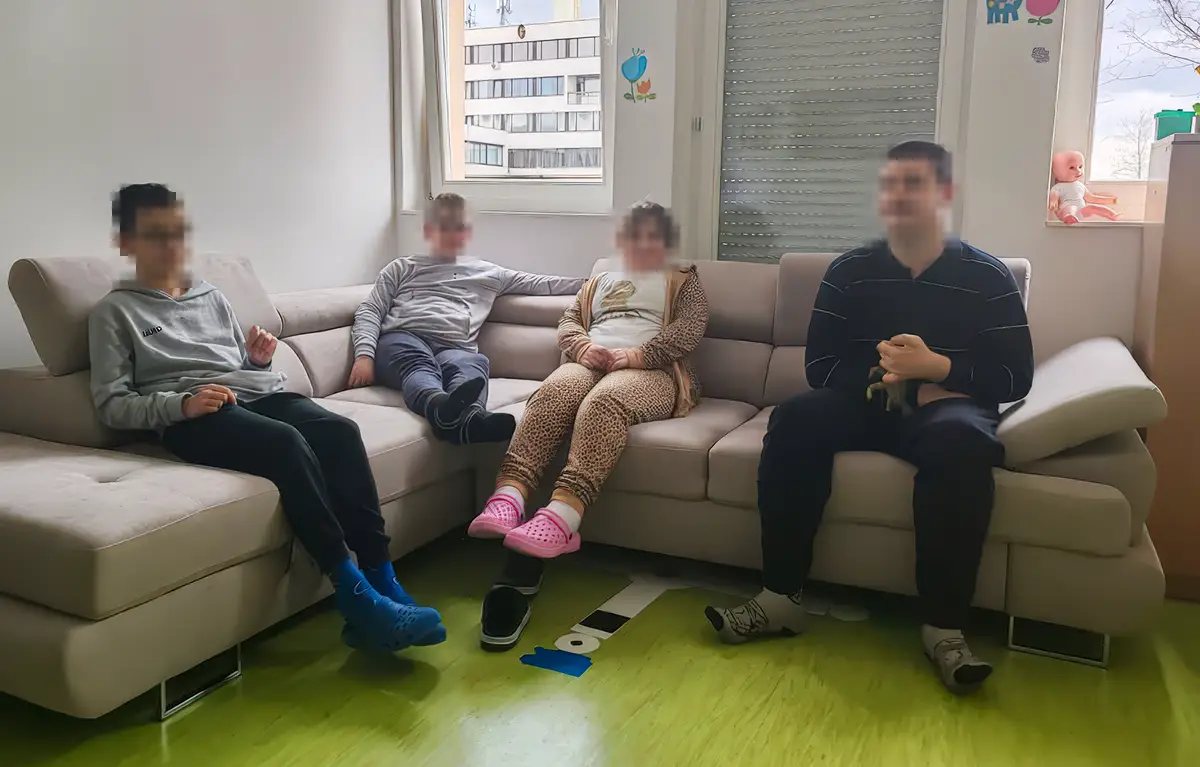 Korisnici poludnevnog boravka Udruge Sveti Bartolomej sjede na kutnoj garnituri koju je donirala Udruga Nikola Bastaić