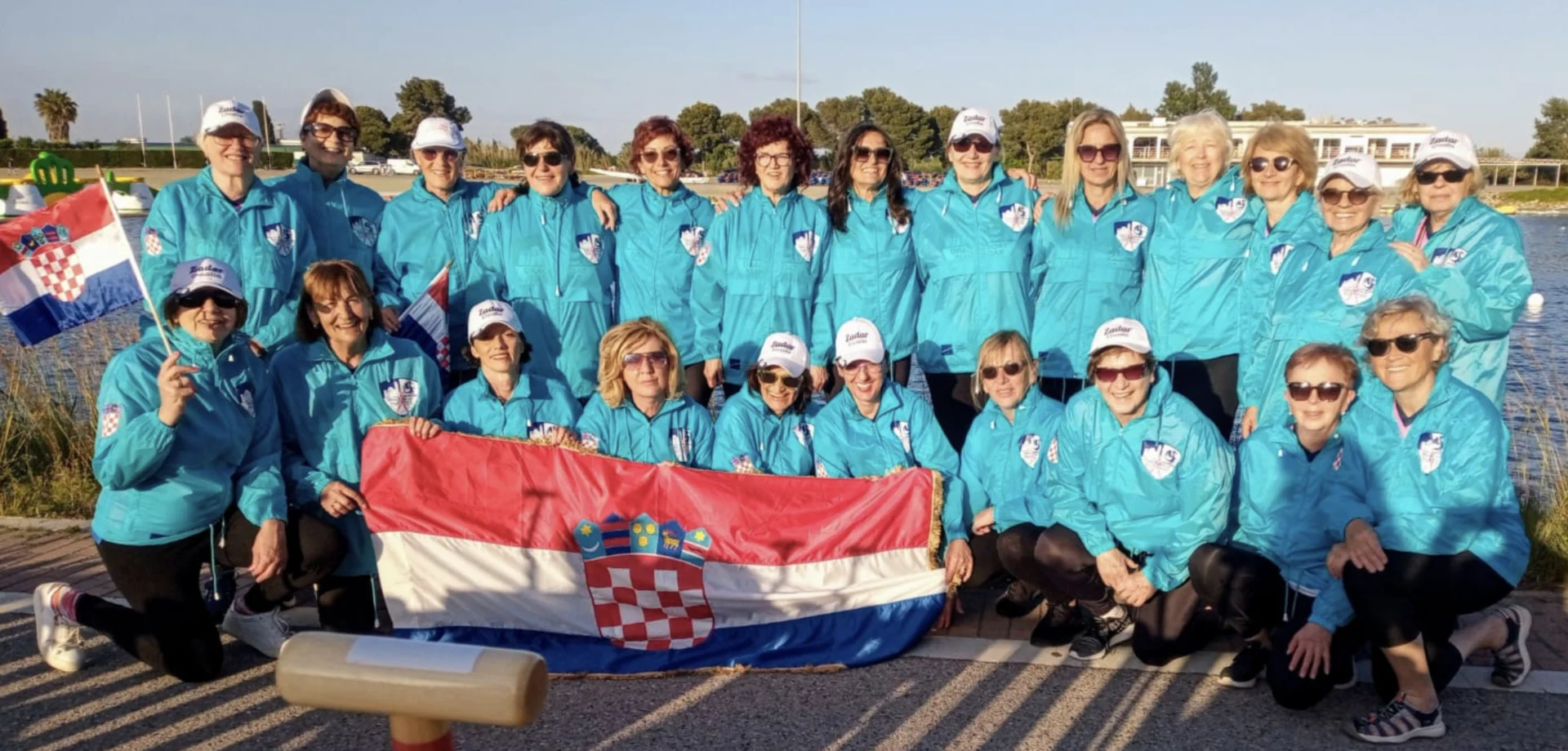 DragonBoat klub Zadar i pink tim koji čine žene oboljele i liječene od raka dojke.