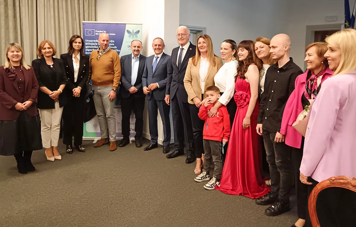 Obilježavanje 18 godina Hrvatske udruge za bolesti štitnjače, grupna fotografija, listopad 2025., Zagreb