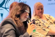 Medicinske sestre i tehničari o važnosti zajedništva u onkološkoj skrbi Sandra Karabatić govori u mikrofon, događaj Akademija izvrsnosti medicinskih sestara i tehničara, dio projekta O.R.P.H.E.U.S.