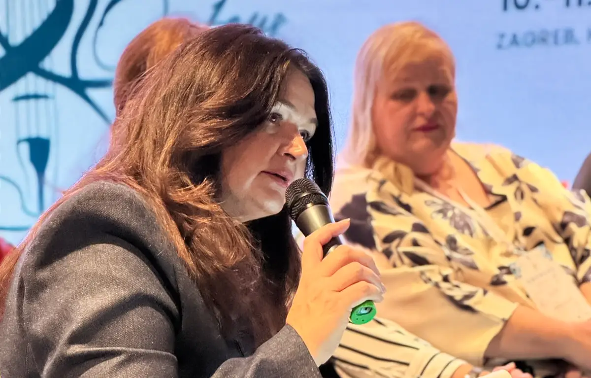 akademija-izvrsnosti-Sandra-Karabatic Sandra Karabatić govori u mikrofon, događaj Akademija izvrsnosti medicinskih sestara i tehničara, dio projekta O.R.P.H.E.U.S.