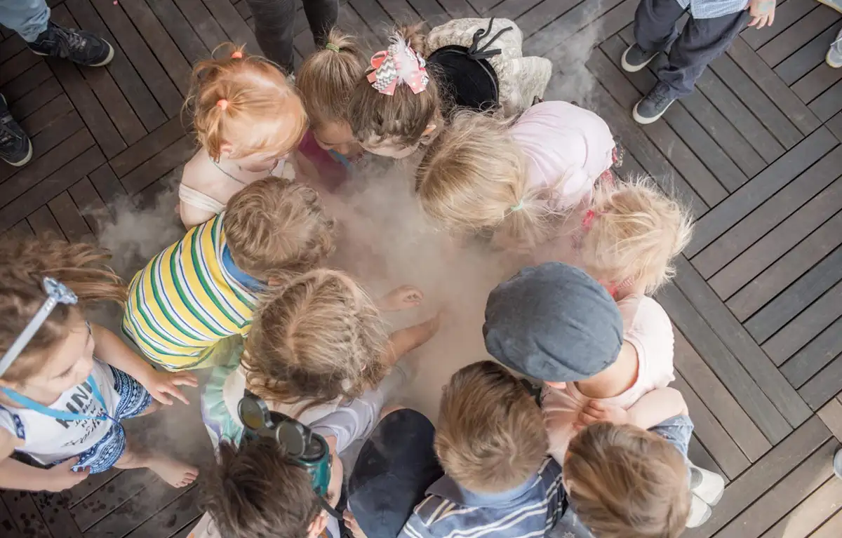 djeca-meningokokna-sepsa Skupina neprepoznatljive djece igraju se u krugu; koncept vrtići kao mjesto širenja zaraznih bolesti, meningokokna sepsa