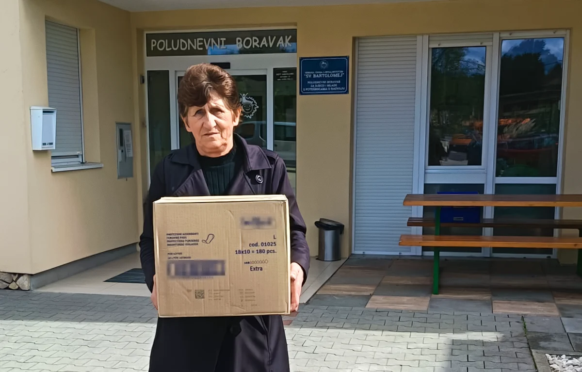 donacija-ulozaka-za-inkontinenciju-Knin Gerontodomaćica u Kninu drži kutiju uložaka za inkontinenciju, donacija; Udruga Nikola Bastaić i Udruga Sveti Bartolomej