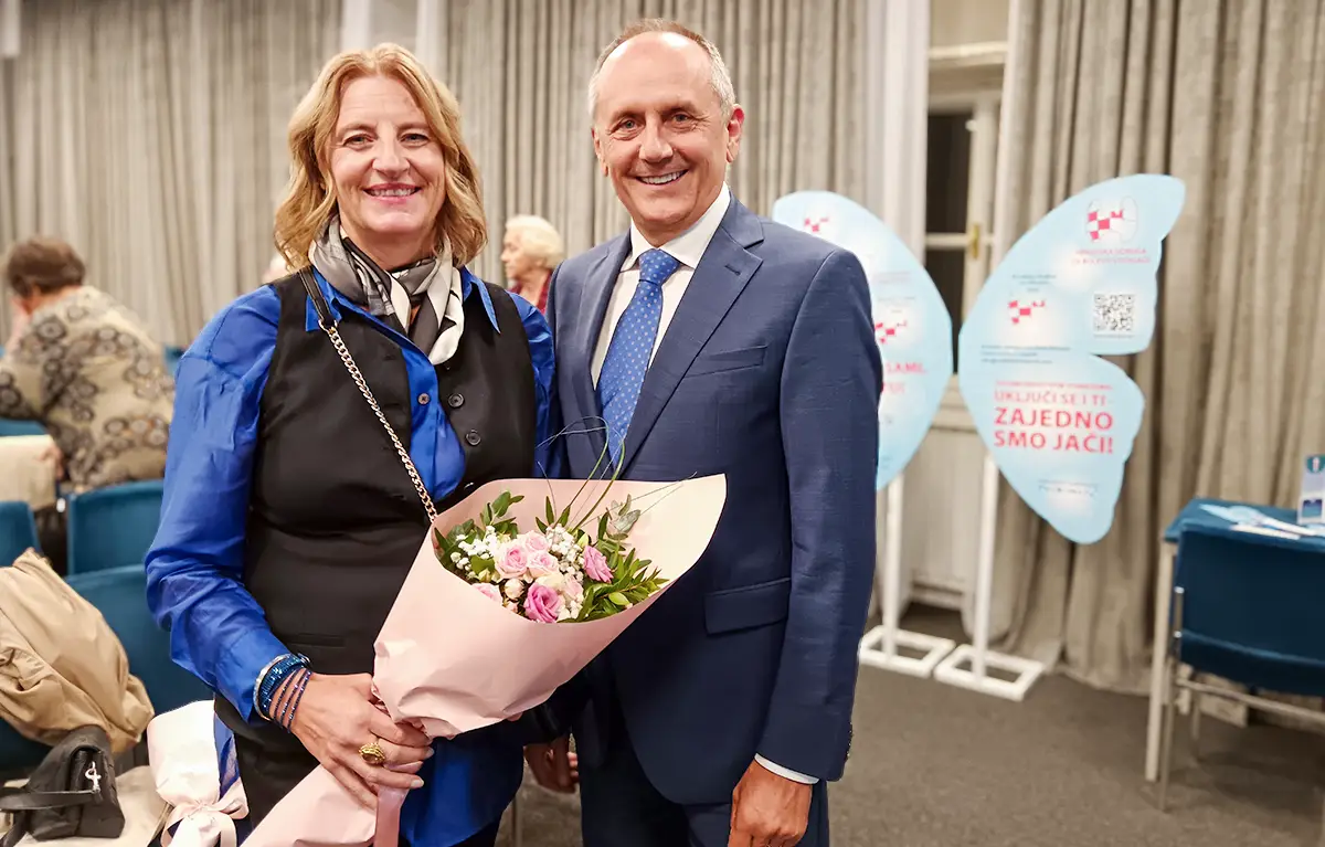 Portret prim. Sunčica Andreja Rogan s buketom ruža i prim. dr. sc. Drago Prgomet na 18. godina ZAJEDNO ZA ŠTITNJAČU