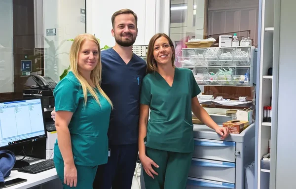 S lijeva na desno: Anita Beg, bacc. med. tech., glavna sestra Dnevne bolnice Klinike za tumore i "breast nurse" Klinike za tumore, Alojzije Košić, dr. med., Klinika za tumore, Iva Skočilić, dr. med., voditeljica ENEA programa, Klinike za tumore, KBC Rijeka; ENEA program