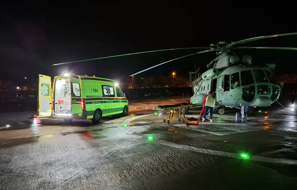 morh-HRZ-Split Foto dana: Helikopter Hrvatskog ratnog zrakoplovstva Ministarstva obrane i Hitna medicinska služba na helidromu KBC-a Split, predaja pacijenta s Hvara, noćni let. Fotografija: HRZ