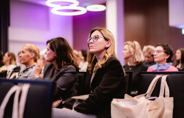 Publika simpozija Sex&dijagnoza u dvorani gleda govor Vlatke Čugina Dukanović, mlade žene oboljele od raka dojke, na temu rak dojke i majčinstvo.