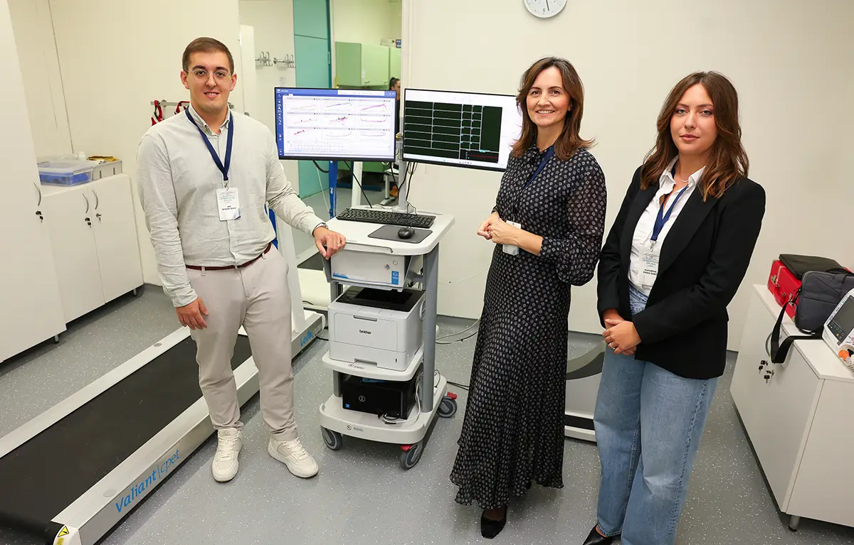 spiroergometar-Bobek-Aksentijevic-Doko-Saric Spiroergometar u KB Dubrava, s lijeva na desno: Jan Aksentijević, dr. med., izv. prof. prim. dr. sc. Dubravka Bobek, dr. med., i Katarina Doko Šarić, dr. med.