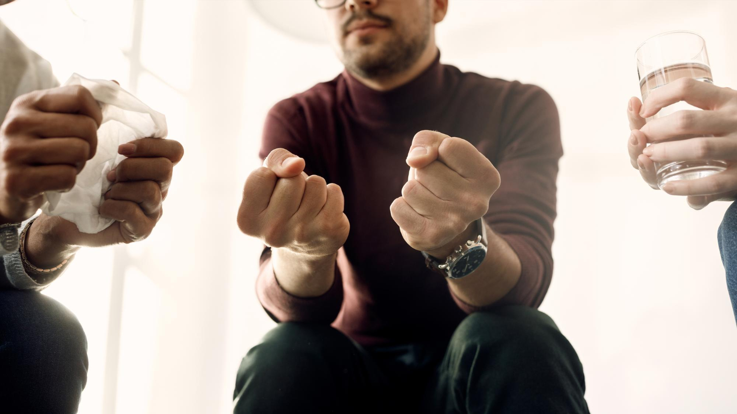 Ovisnost o kockanju Muškarac sjedi stisnutih šaka. Koncept ovisnost o kockanju.