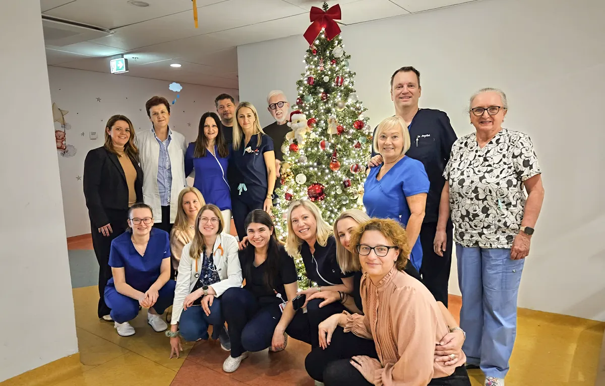 Foto-dana-OB-Pula-pedijatrija-jelka Pedijatrijski odjel OB Pula, humanitarna akcija ukrašavanja božićne jelke, studeni 2025.
