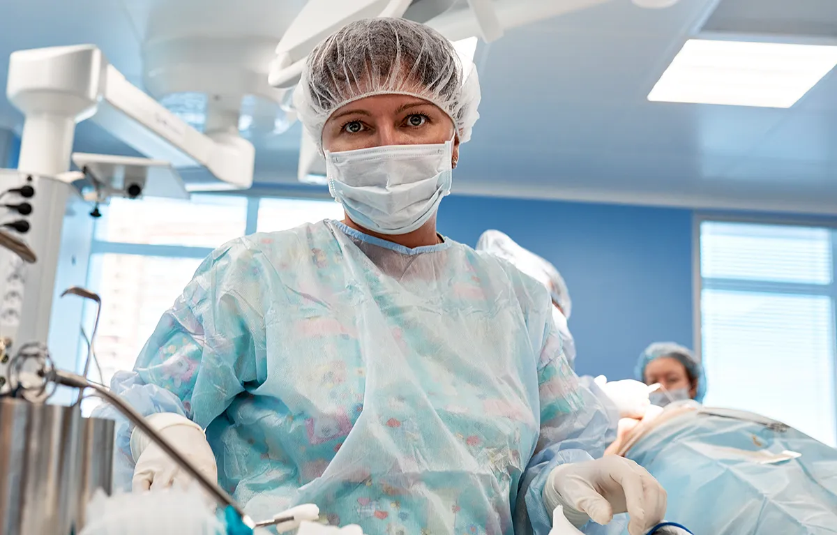 GLP-1-anestezija Liječnica na operaciji pacijenta gleda u kameru; anestezija i lijekovi za mršavljenje