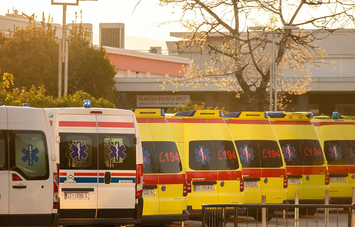 KBC-Split-Hitna-Antonio-Batinic Vozila hitne pomoći parkirana ispred KBC-a Split, fotografija Antonio Batinić; Ivana Ferri-Certić nova je pročelnica OHBP-a u Splitu